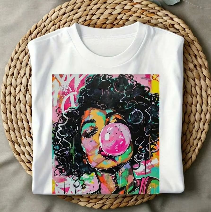 Street Fashion Trends 2025 - Camiseta Gráfica Casual Feminina com Estampa