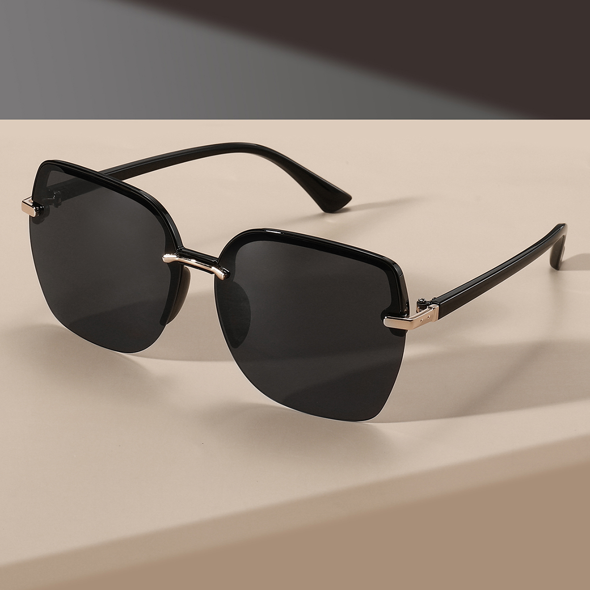 Óculos retrô minimalistas com  - Street Fashion Photography avaliação e preço